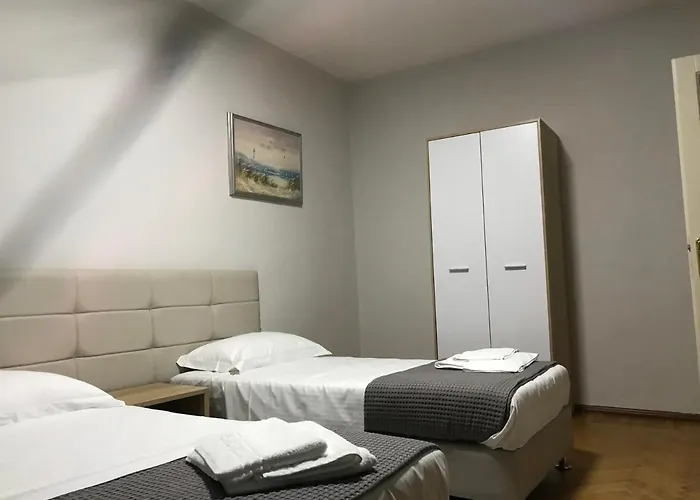 Proper House Iva * Tirana